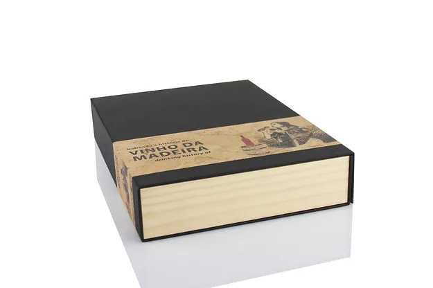 Bebendo a História do Vinho da Madeira Caixa preta retangular com tampa bege e texto Vinho da Madeira