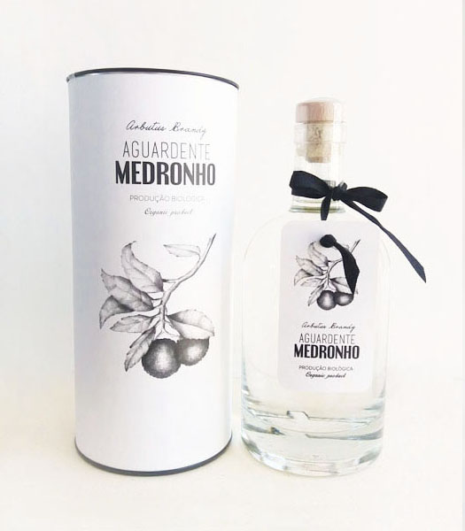 Aguardente de Medronho Garrafa e embalagem de aguardente Medronho com desenho de medronho