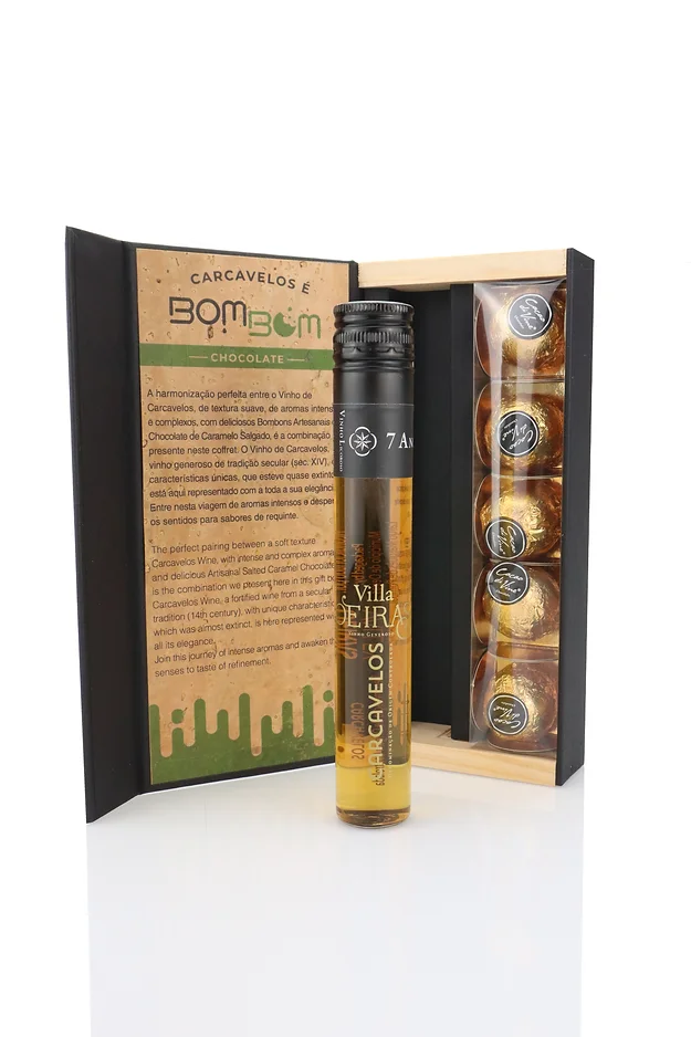Carcavelos é BomBom Conjunto de bebida em tubo de vidro e caixa com bombons, com cartão informativo em fundo branco.