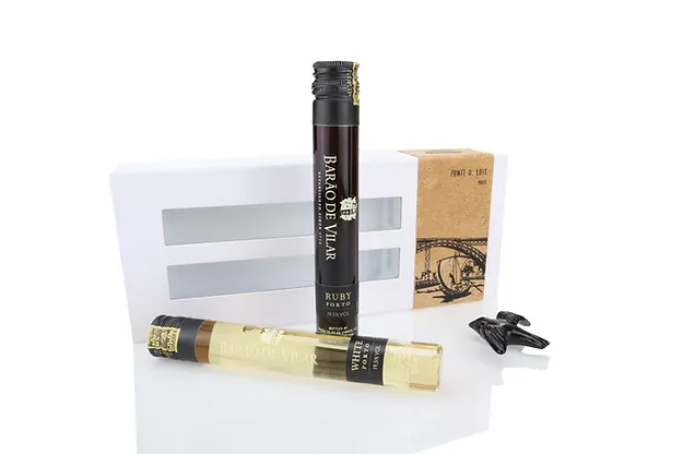 Siga a Andorinha Ponte D. Luís Porto Dois tubos de vinho Porto com uma caixa de cartão e um saca-rolhas preto