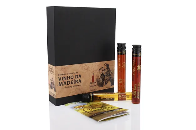 Bebendo a História do Vinho da Madeira Pack de Vinho da Madeira com caixa preta, duas ampolas de vidro com vinho e folheto