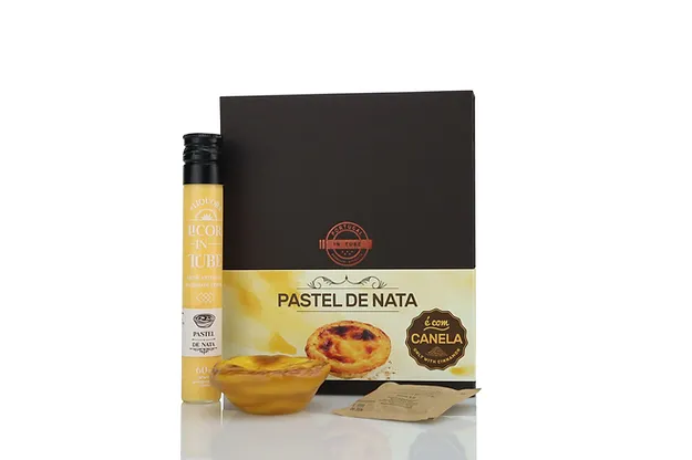 Pastel de Nata é com Canela Conjunto Pastel de Nata com embalagem preta, tubo transparente, pastel de nata e pacote de canela