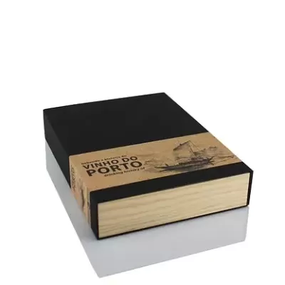 Caixa de madeira com tampa preta e faixa castanha com texto e imagem de barco