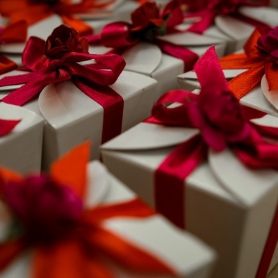 Caixas de presente brancas com laços vermelhos e cor-de-rosa e flores de tecido