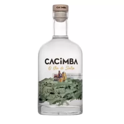 Garrafa de vidro transparente com bebida clara e rótulo CACIMBA O Gin de Sintra