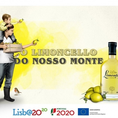 Garrafa de limoncello amarelo com limões frescos e texto promocional em fundo amarelo.