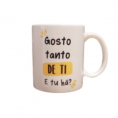 Caneca branca com texto em português preto e amarelo