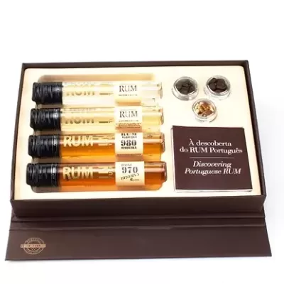 Conjunto de quatro frascos de rum em caixa castanha com etiqueta e amostras pequenas à direita