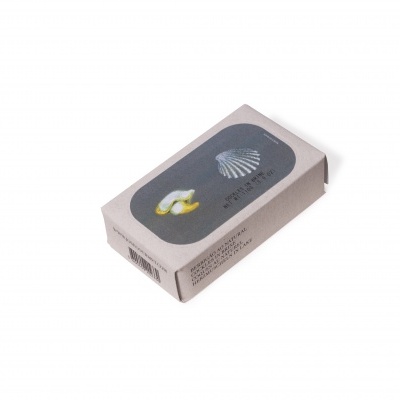 Embalagem rectangular de papel com imagem de conchas e texto em português