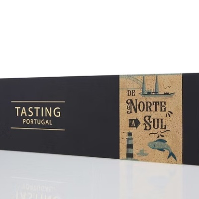 Caixa de embalagem preta e bege com texto TASTING PORTUGAL e DE NORTE A SUL e ilustrações de farol, golfinho e barco