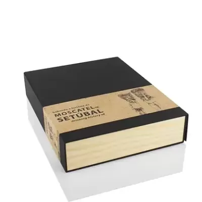 Caixa de madeira preta com etiqueta castanha e texto Moscatel Setubal