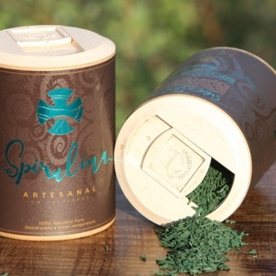 Recipientes cilíndricos de Spirulina com pó verde