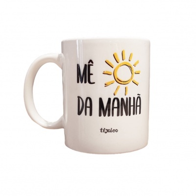 Caneca branca com desenho de sol amarelo e texto em preto