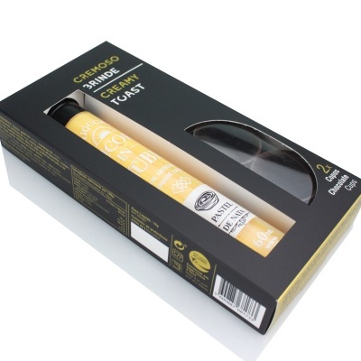 Embalagem preta com tubo amarelo de licor e dois copos de chocolate