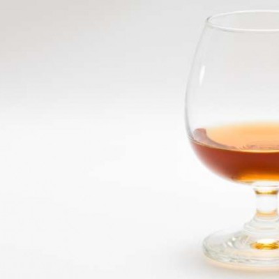 Copo de conhaque transparente com líquido âmbar