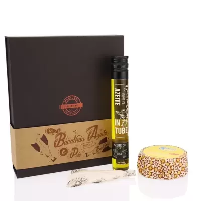 Conjunto de presente com azeite em tubo e queijo redondo embalados ao lado de caixa preta com rótulo castanho