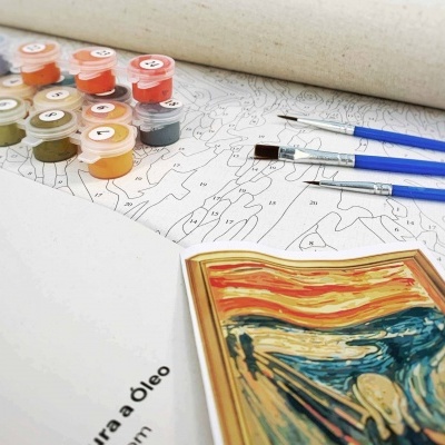 Conjunto de pintura por números com tintas, pincéis e tela com contornos numerados