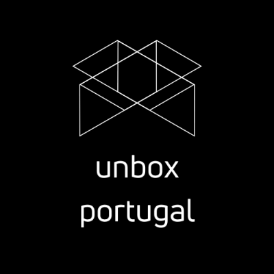 Símbolo de caixa aberta com texto 'unbox portugal' em fundo preto