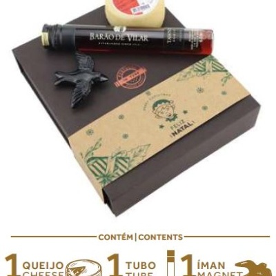 Conjunto presente de caixa com queijo, tubo de vinho do Porto e íman cerâmico de andorinha