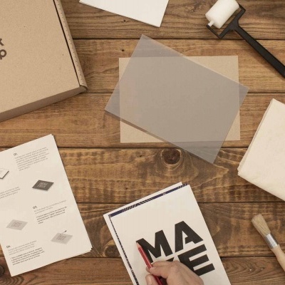 Kit de acessórios para artesanato sobre mesa de madeira