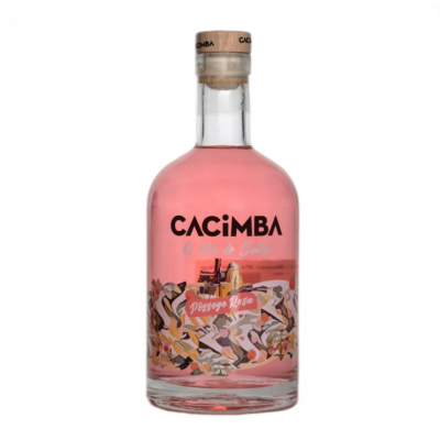 Garrafa de gin rosa com rótulo colorido e texto CACIMBA Pêssego Rosa