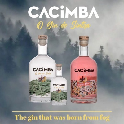 Três garrafas de gin CACIMBA com rótulos distintos e fundo de floresta enevoada