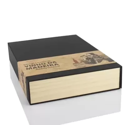 Caixa preta retangular com tampa bege e texto Vinho da Madeira