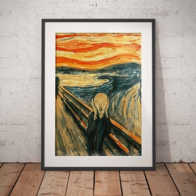 Quadro emoldurado da pintura 'O Grito' de Edvard Munch numa parede branca com chão de madeira