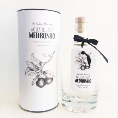 Garrafa e embalagem de aguardente Medronho com desenho de medronho