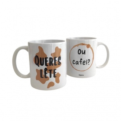 Duas canecas brancas em cerâmica com texto e manchas castanhas