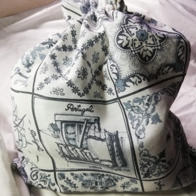 Saco de tecido branco com padrões cinza e ilustração vintage de máquina de costura com palavra Portugal