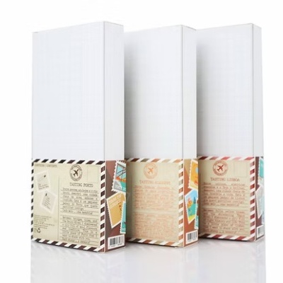 Caixas de productos estilo envelopes com selos estampados coloridos