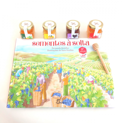 Livro 'sementes à solta' com quatro frascos pequenos de compotas e colher de mel de madeira