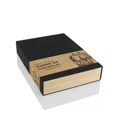 Caixa de madeira com tampa preta e etiqueta de papel kraft com texto VINHO DE CARCAVELOS