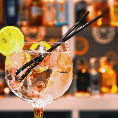 Copo de cocktail com limão e canudos na barra de bar