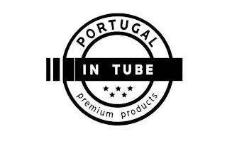 Logotipo circular a preto e branco com texto e estrelas