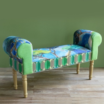 Banco estofado com braços verdes e azul floral, pernas de madeira clara