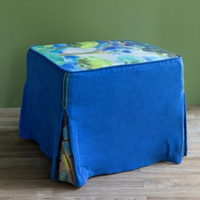 Pufe azul com topo estampado em folhas verdes e azuis