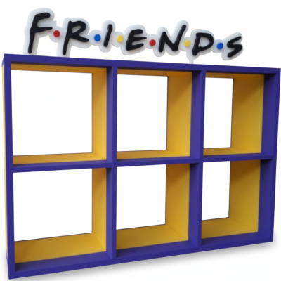 Prateleira de madeira roxa e amarelo com letreiro FRIENDS no topo