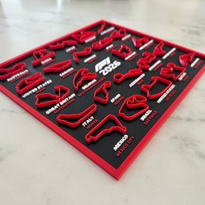 Moldura com circuitos de corridas em relevo vermelho e nomes de cidades em fundo preto