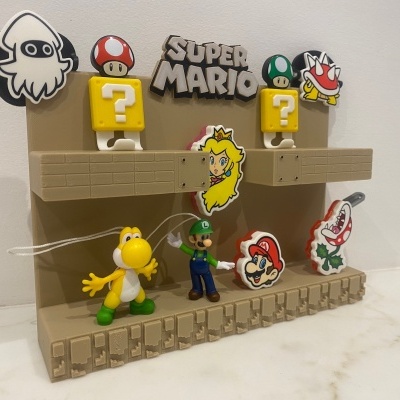 Expositor com figuras e ícones do Super Mario em várias cores