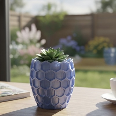 Vaso cerâmico azul claro com planta suculenta verde numa mesa