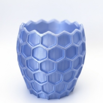 Vaso azul com padrão de colmeia em relevo