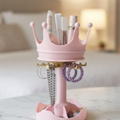 Suporte rosa em forma de coroa para maquilhagem e bijutaria com batons e brincos
