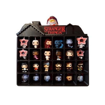 Suporte preto com miniaturas Funko Pop da série Stranger Things e embalagem Kinder Joy no topo