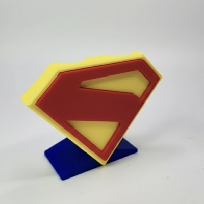 Símbolo do Superman amarelo e vermelho com base azul em fundo branco