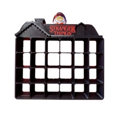 Estante preta com formato de casa e logotipo Stranger Things