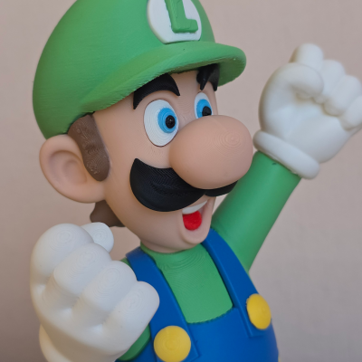 Figura de brinquedo de Luigi com chapéu verde e roupa azul e verde.