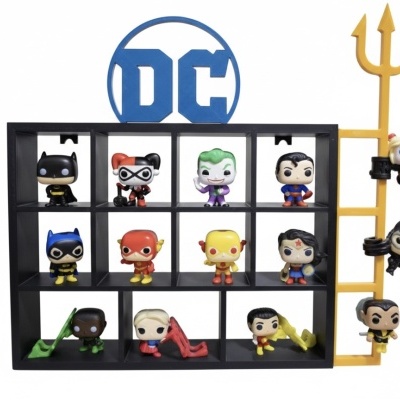 Expositor preto com bonecos colecionáveis DC em nichos e suporte amarelo com tridente e logo DC azul