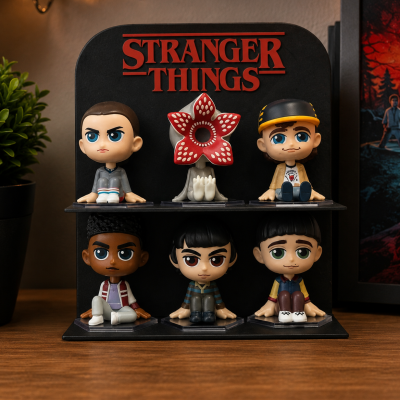 Conjunto de bonecos de vinil de Stranger Things em base preta com texto vermelho.